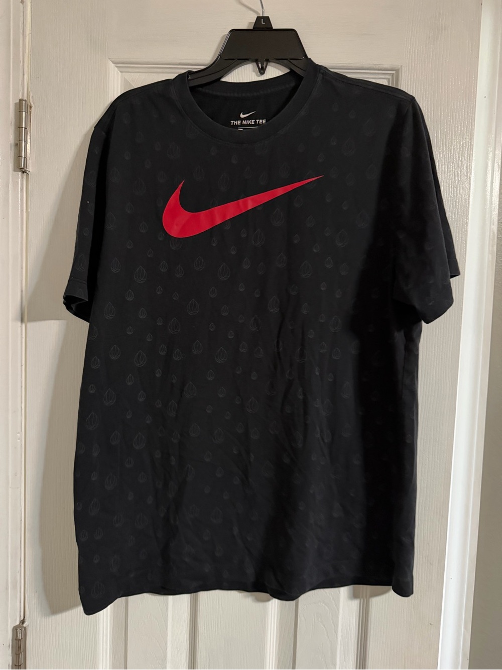 Nike Men’s Black Short Sleeve Tee with Red Swoosh size Large